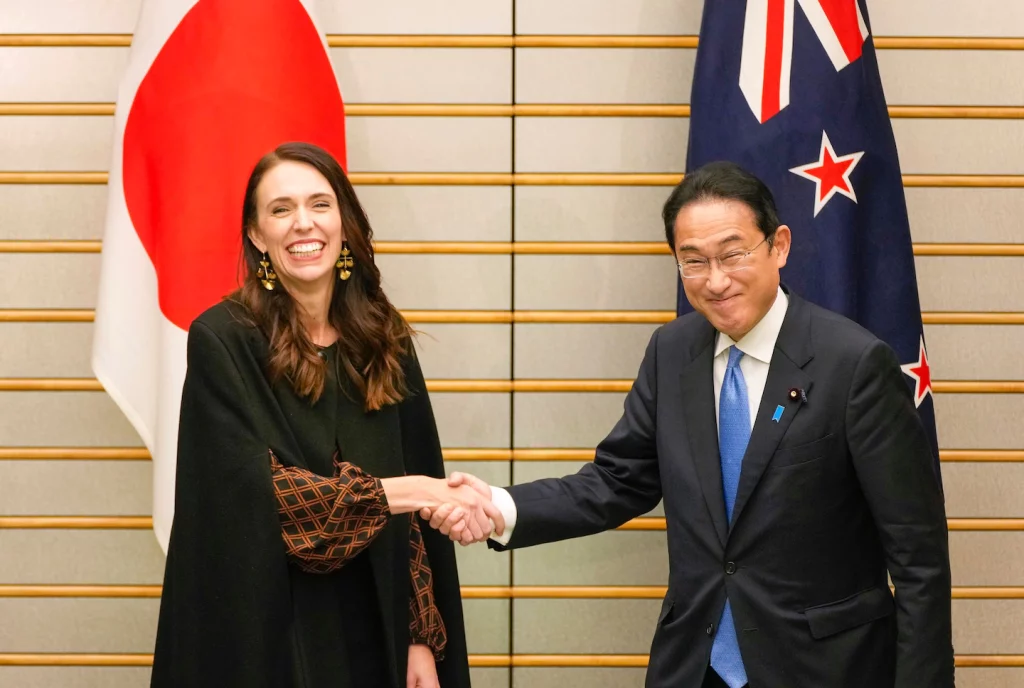 Návštěva Jacinda Ardern v Japonsku: Maskoti kiwi tančí na truchlivé akordy a vítají novozélandského premiéra v Japonsku