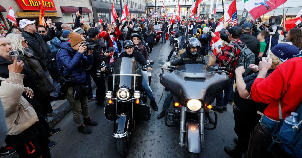 Policie v kanadské metropoli několik zatkla, protože se průvod proměnil v neukázněné cyklisty