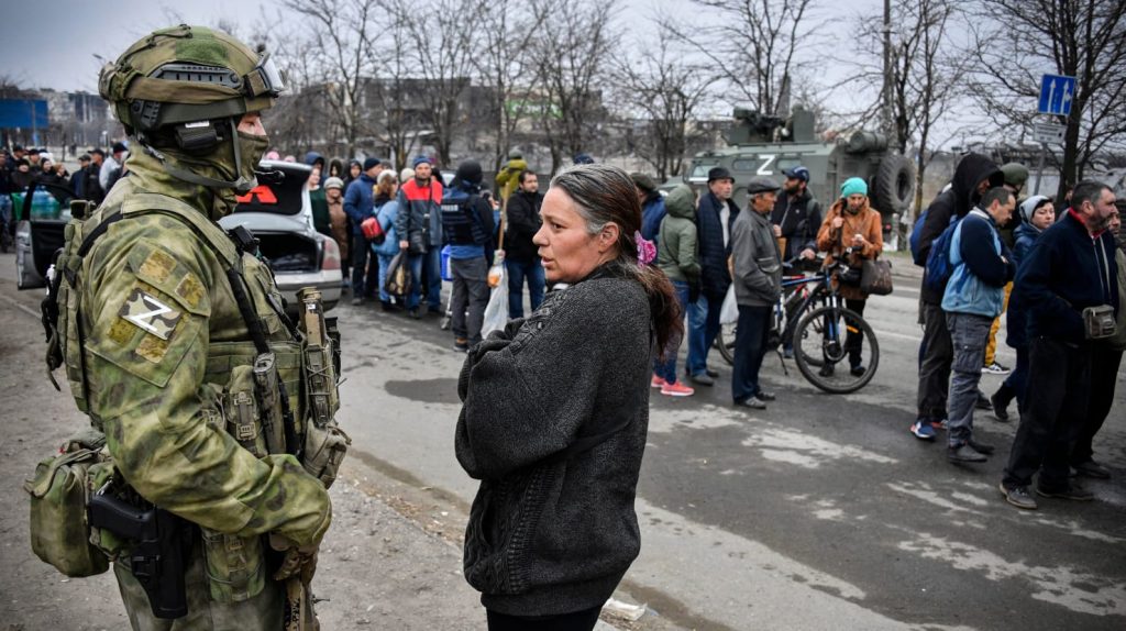 Rusové zadržují tisíce Ukrajinců ve „filtračních táborech“, varovaly úřady Mariupolu