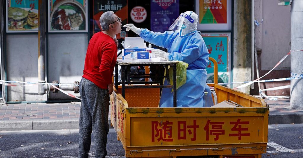Šanghaj zaznamenala 12 nových úmrtí na koronavirus, protože frustrace se prohlubuje