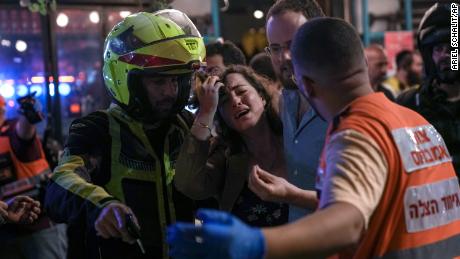 Žena reaguje na čtvrteční střelbě v Tel Avivu. 
