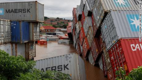 Přepravní kontejnery padaly v silném dešti a větru v Durbanu.