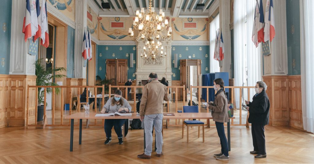Živá aktualizace francouzských voleb: Voliči si vybírají mezi Macronem a Le Penovou