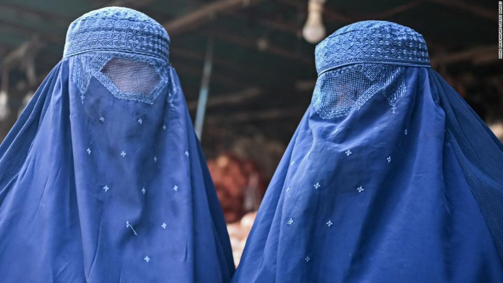 Dekret Talibanu nařizuje ženám v Afghánistánu zahalovat si tváře