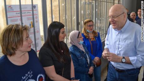 Libanonský premiér Najib Mikati odevzdal svůj hlas v parlamentních volbách ve volební místnosti v severolibanonském městě Tripolis 15. května.