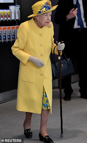 Královna, která byla oblečená do celožlutého obleku, dnes nečekaně vystoupila na veřejnosti