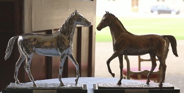 Královně byly také darovány dvě sochy koní od ázerbájdžánského sochaře Faika Hajiyeva