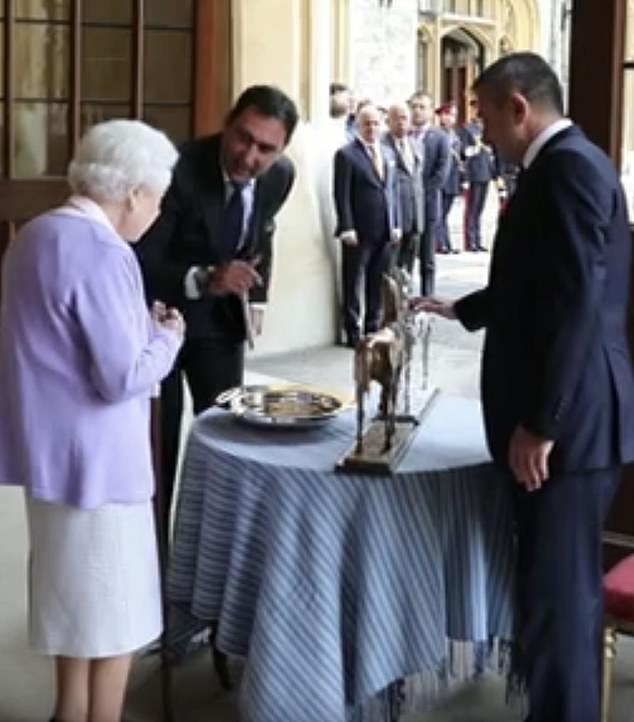 Její Veličenstvo královna byla viděna, jak obdivuje dva dary, které byly součástí koňského daru, který jí dal prezident Ázerbájdžánu.