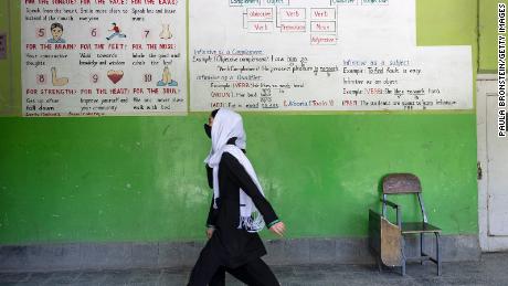 Tálibán převzal kontrolu nad Afghánistánem.  Co to znamená pro ženy a dívky?