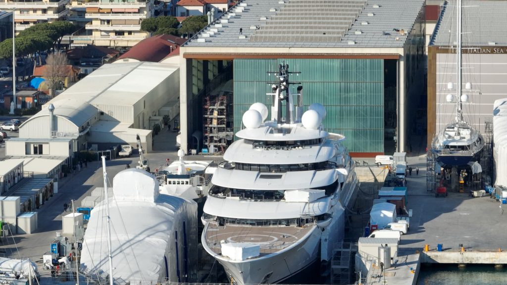 Itálie zmrazila luxusní jachtu údajně spojenou s Vladimirem Putinem