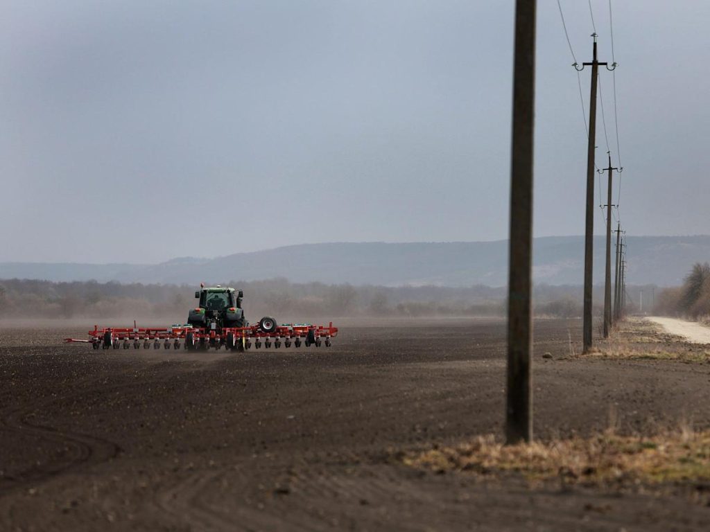 Ruské síly ukradly zemědělská vozidla v hodnotě 5 milionů dolarů od agentury John Deere, která na dálku držela zloděje vybavení