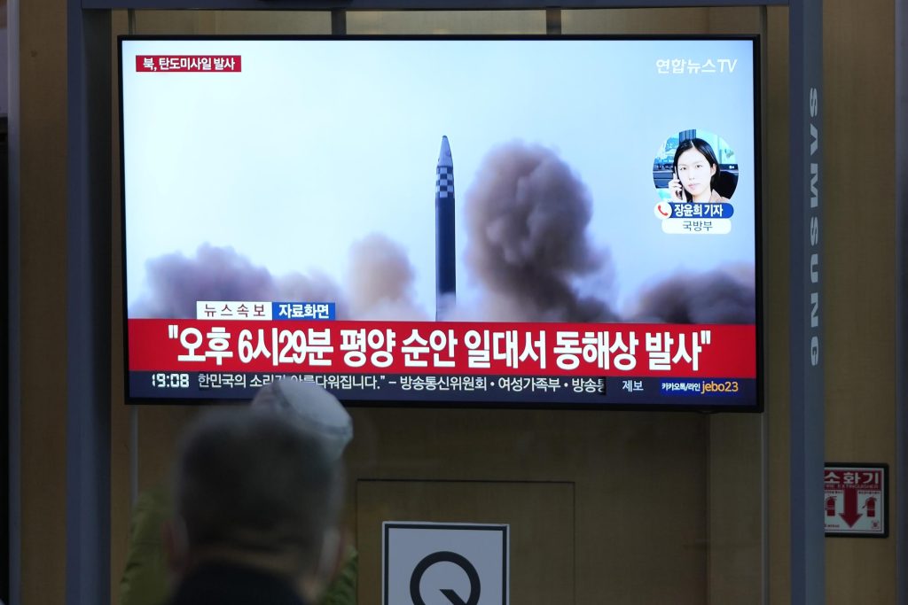 Severní Korea odpálila 3 balistické střely uprostřed prvního propuknutí viru