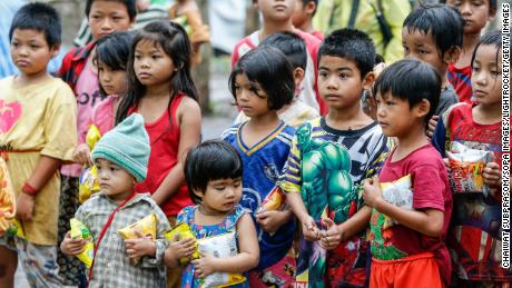 Děti stojí v uprchlickém táboře podél hranice mezi Thajskem a Myanmarem.