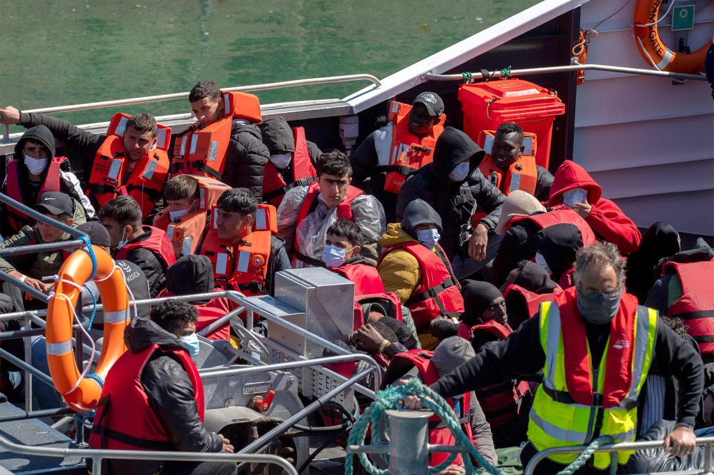 Jednotky britské pohraniční stráže zadržely migranty v přístavu Dover v Británii 22. května 2022.