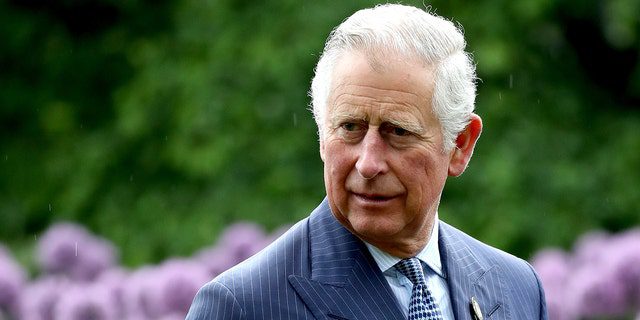 Londýn, Anglie - 17. května: Princ Charles, princ z Walesu mezi kamenci během návštěvy Kew Gardens 17. května 2017 v Londýně, Anglie. 