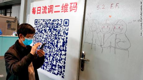 Pacient naskenuje QR kód v provizorní nemocnici pro lidi s Covid-19 v Šanghaji 24. dubna.