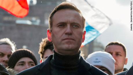 Vězněný kritik Kremlu Alexej Navalnyj byl shledán vinným z podvodu a odsouzen k dalším devíti letům vězení.