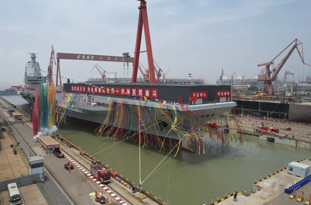 Čína spustila svou třetí letadlovou loď Fujian