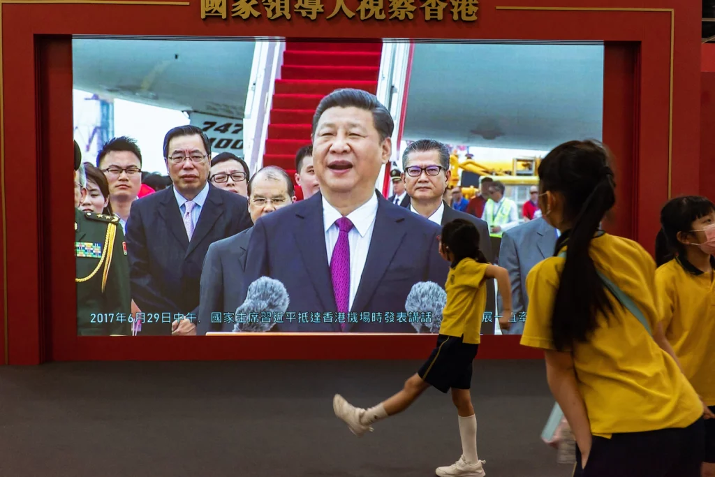 Čínský Si Ťin-pching navštívil Hongkong u příležitosti výročí předání