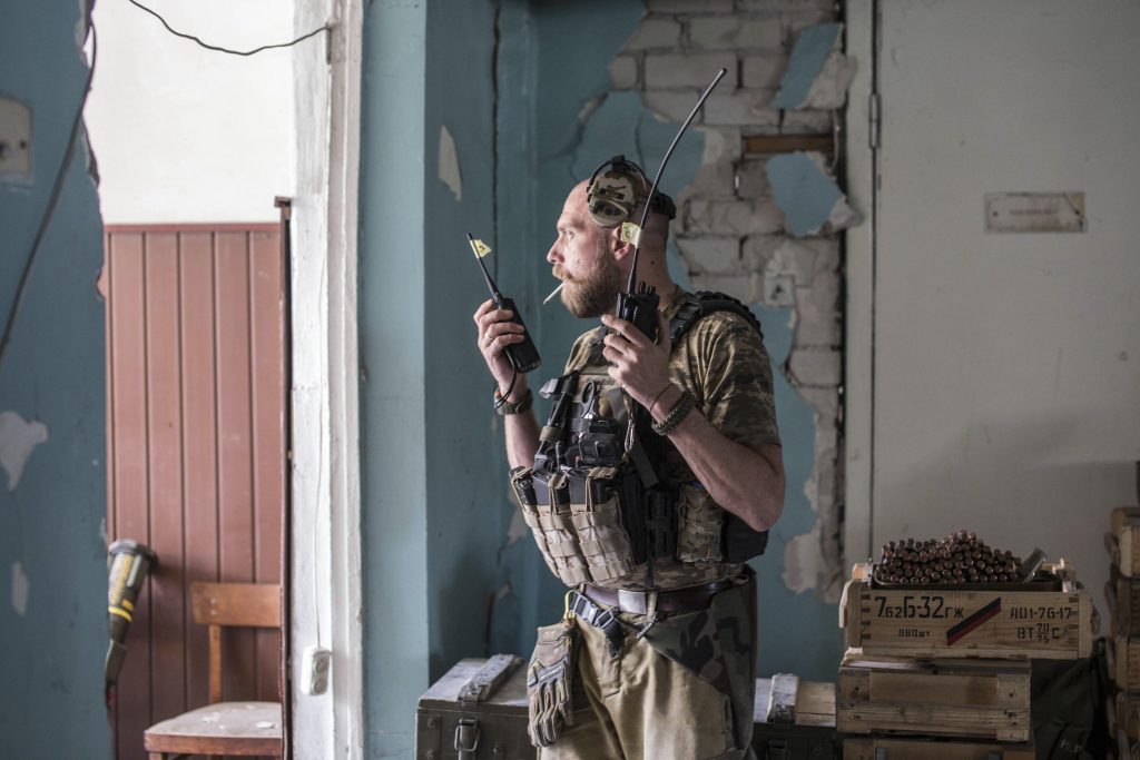 Ukrajina požaduje zbraně, zatímco každý den zemře 100-200 vojáků