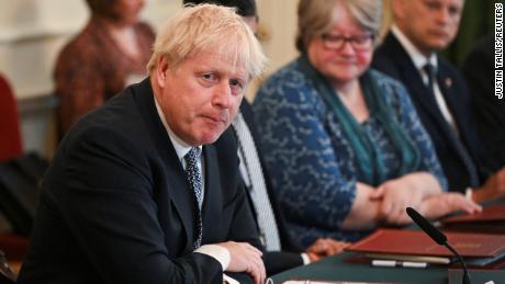 Proč britský premiér Boris Johnson čelí své největší krizi a co dál?