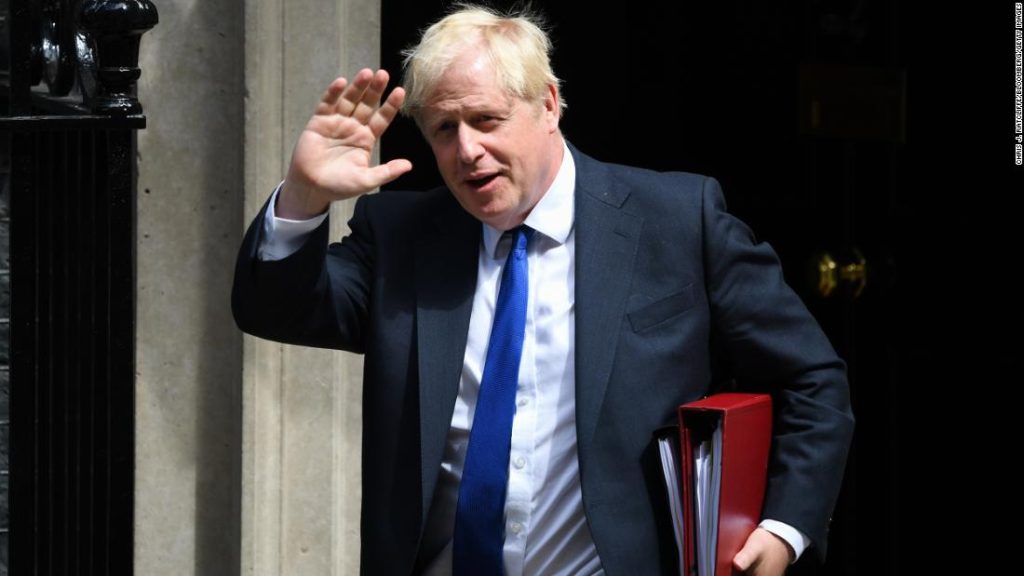 Boris Johnson se drží u moci poté, co desítky britských zákonodárců rezignovaly a vyzvaly ho, aby rezignoval