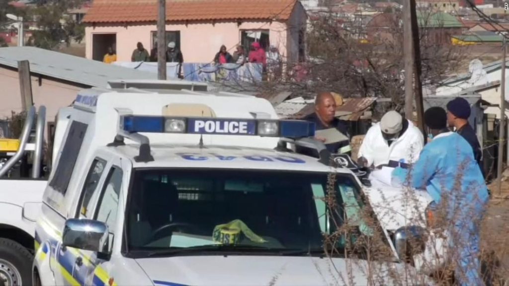 Nejméně 14 lidí zahynulo při hromadné střelbě v baru v jihoafrickém Sowetu