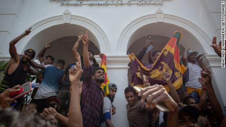 Srí Lanka je v rozkladu a její prezident uprchl.  Tady je to, co víme