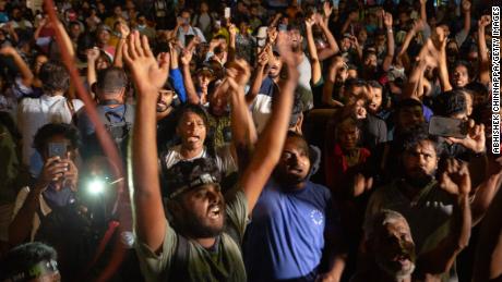 Lidé v Colombu na Srí Lance slaví, když se 14. července dozvěděli o rezignaci prezidenta Gotabayi Rajapaksy.