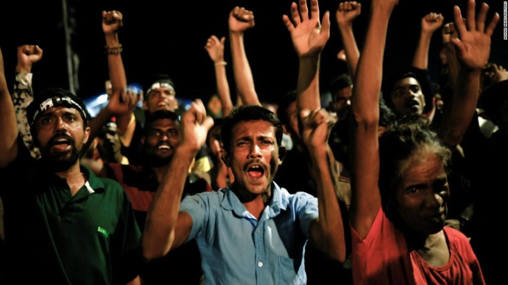 Srílančané slaví poté, co prezident Rajapaksa odstoupil z funkce – ale rýsují se větší problémy