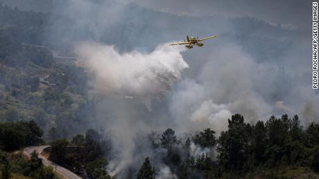 Portugalsko trpí velkým suchem, zatímco letadla hasí lesní požáry v Ourem severně od Lisabonu. 