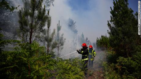 Hasiči pracují na potlačení požáru poblíž Louchats ve Francii, kde národní meteorologická agentura vydala varování před rostoucími teplotami. 
