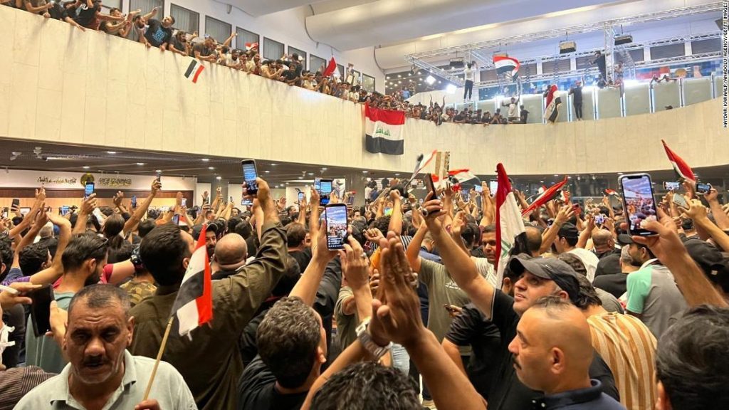 Iráčtí demonstranti zaútočili na parlament a odsuzovali jmenování nového premiéra