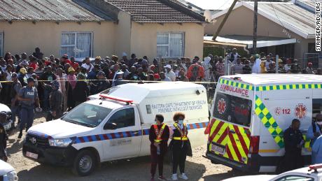 Úřady uvedly, že čtyři z nich zůstávají po tragédii v hospodě v Jihoafrické republice v kritickém stavu