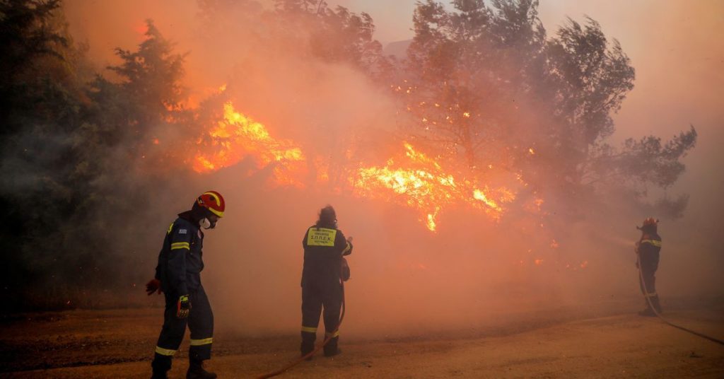 Poblíž Athén zuří řecké požáry;  Domy, evakuace z nemocnice