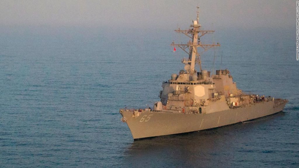 Torpédoborec amerického námořnictva vykonává svobodu plavby v Jihočínském moři