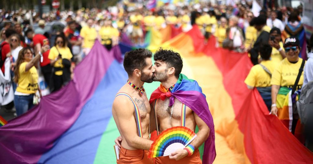 Více než milion balíčků putuje do ulic Londýna na Pride Parade
