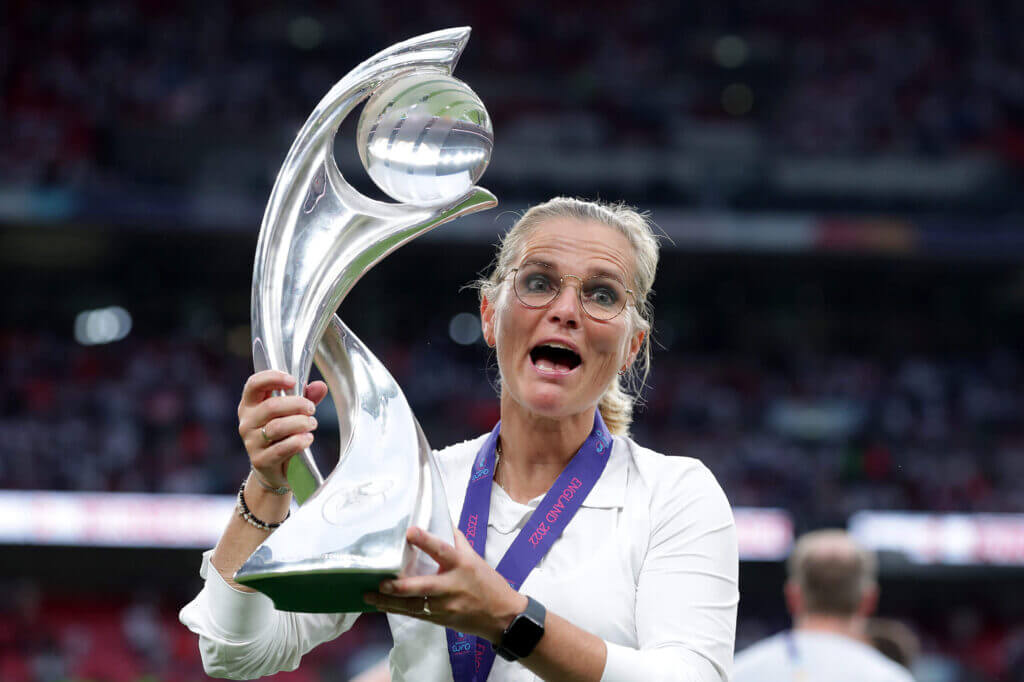 Sarina Weigmannová se díky způsobu, jakým vyhrála Euro 2022, ukázala jako skvělá fotbalová manažerka