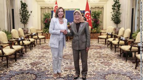 Předsedkyně Sněmovny reprezentantů USA Nancy Pelosiová (vlevo) a singapurský prezident Halimah Yacoub si podávají ruce v prezidentském paláci Istana v Singapuru v pondělí 1. srpna.