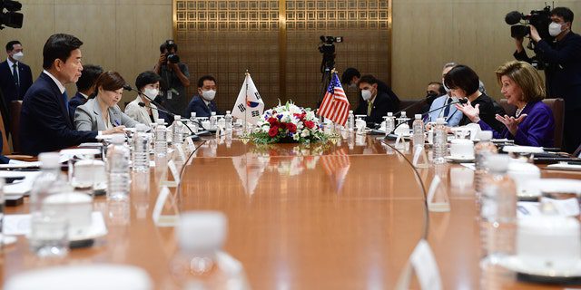 Předsedkyně Sněmovny reprezentantů Nancy Pelosi, D-Kalifornie, zcela vpravo, hovoří s předsedou jihokorejského Národního shromáždění Kim Jin-pyo, zcela vlevo, během jejich zasedání Národního shromáždění dne 4. srpna 2022 v Soulu v Jižní Koreji.