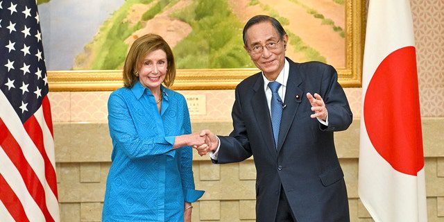 Předsedkyně Sněmovny reprezentantů USA Nancy Pelosiová (vlevo) si během setkání v Tokiu podává ruku s Hiroyuki Hosodou, předsedou japonské Sněmovny reprezentantů.
