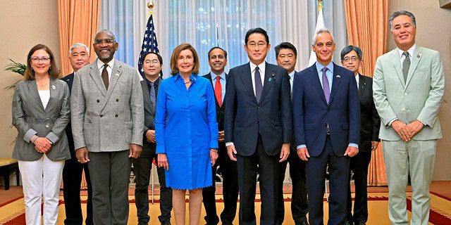 Předsedkyně Sněmovny reprezentantů Nancy Pelosiová, vpředu, vlevo uprostřed, a její delegace Kongresu pózují na fotografii s japonským premiérem Fumiem Kishidou vpravo uprostřed před snídaní v oficiální rezidenci premiéra v Tokiu.