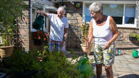 David a Margaret Millerovi zalévají své rostliny ve svém domě v Edinbridge.