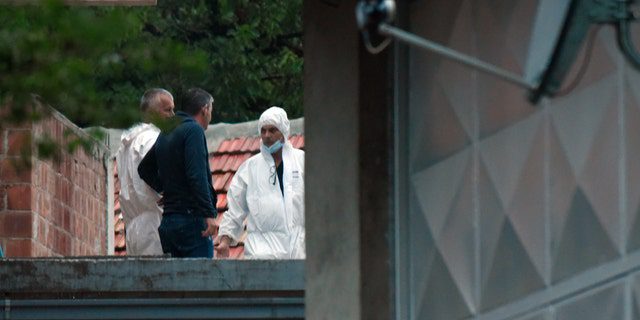 Policejní vyšetřovatelé pracují na místě útoku v Cetinje, 36 kilometrů (22 mil) západně od Podgorice v Černé Hoře, v pátek 12. srpna 2022. Muž v pátek zahájil palbu v ulicích tohoto západohorského města a zabil jednoho člověka. Několik lidí, než je zastřelil náhodný kolemjdoucí, uvedli úředníci.