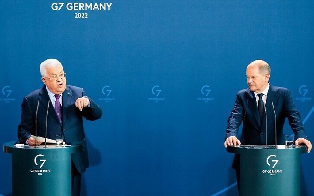 Abbás v Berlíně prohlásil, že Izrael spáchal „holocausty“.  Schulz se zamračí, ale mlčí