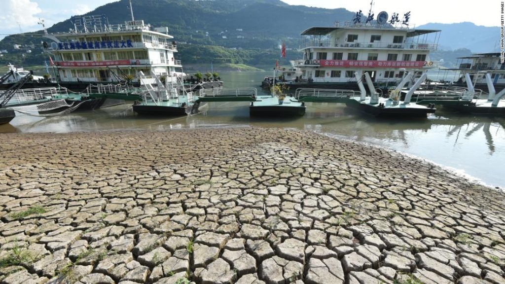 Čína rozsévá mraky, aby doplnila zmenšující se řeku Jang-c'-ťiang