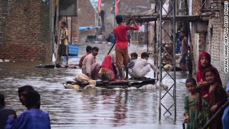 Více než 900 lidí zabily monzunové deště a záplavy v Pákistánu, včetně 326 dětí