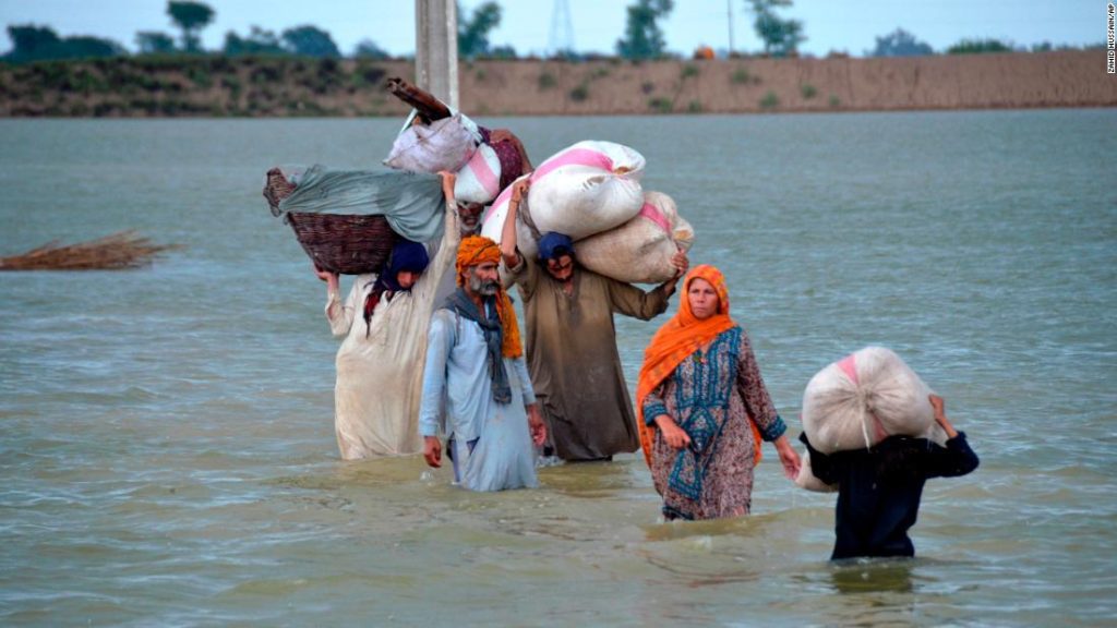 Pákistánské povodně zasáhly 33 milionů lidí při nejhorší katastrofě za posledních deset let, říká ministr