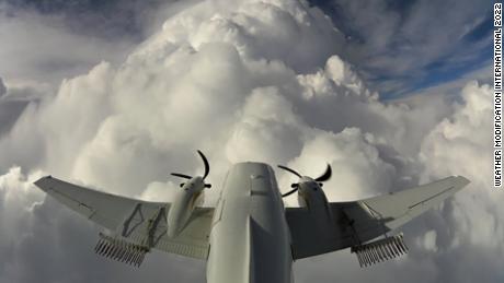 Vědci ve Spojených státech létají s letadly v oblacích, aby zvýšili sněžení