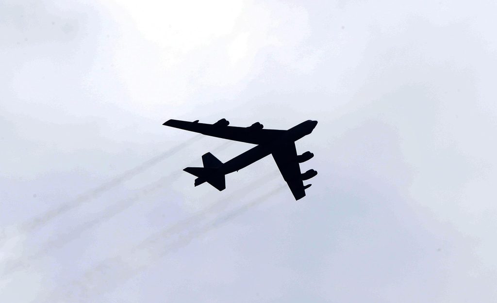 Na znamení podpory přelétají americké bombardéry nad balkánským Dubrovníkem